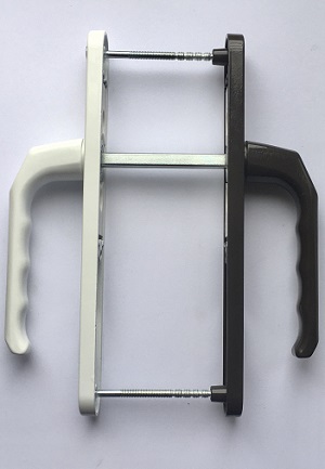 Дверная ручка с пружиной для ПВХ дверей 28/85 мм. внутр - бел, наружн коричн.
