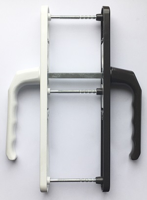 Дверная ручка с пружиной для ПВХ дверей 25/92 мм. (3 болта) внутр - бел, наружн коричн.